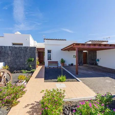 Villa Arisen By *
